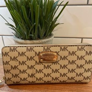 Micheal Kors zip wallet. Like new.
